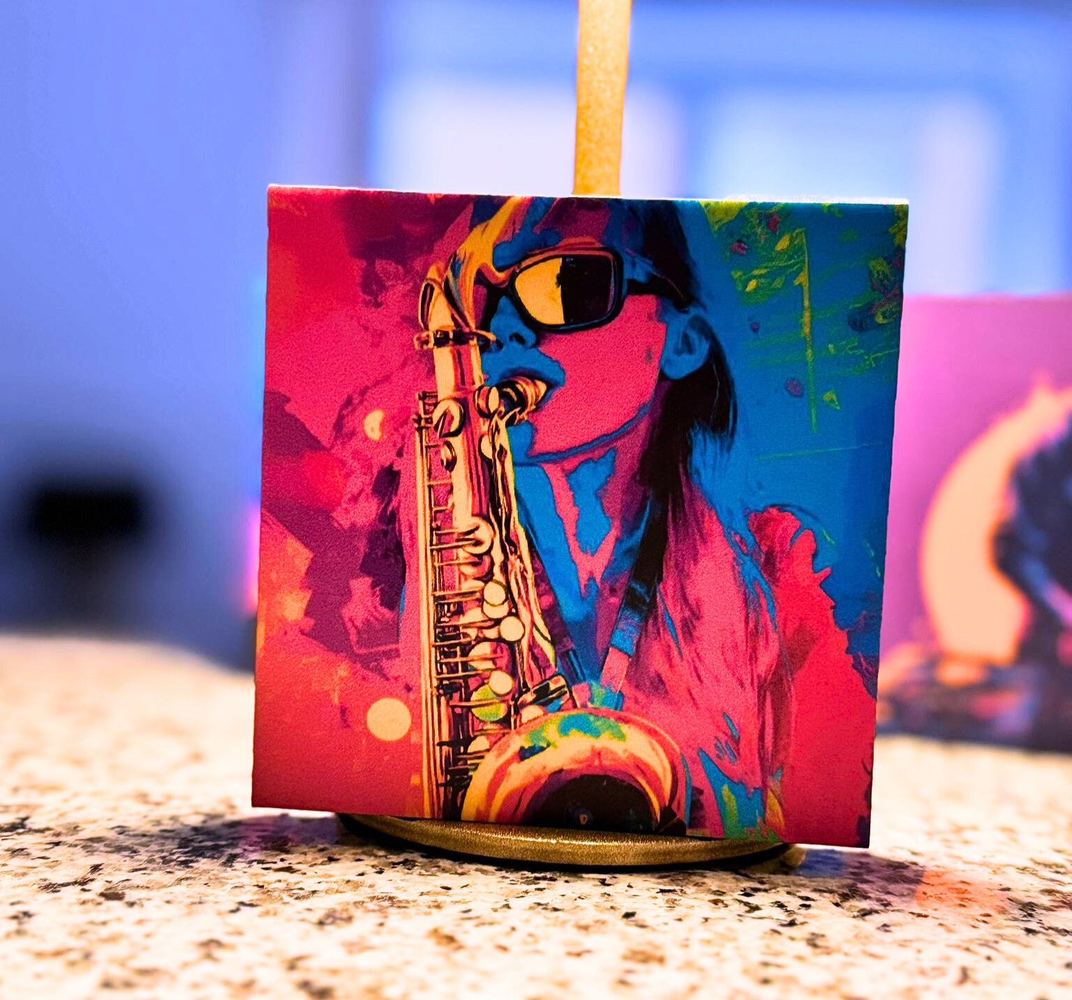 Holzbild Festiavl Sax steht auf einem Lampenfuß