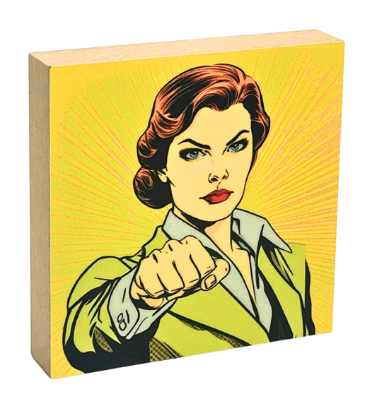 Holzbild 10 x 10 cm, Pop Art Motiv mit gelbem Hintergrund, Frau mit geballter Faust