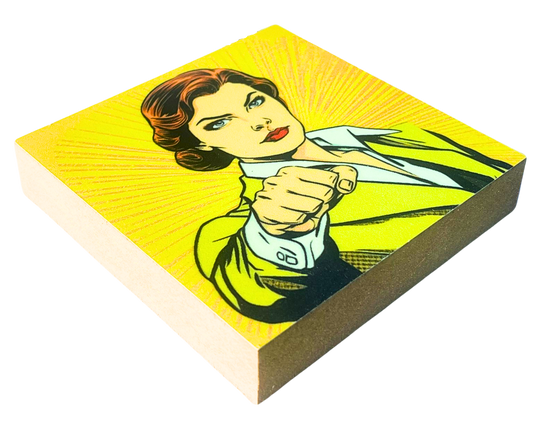 Liegende Ansicht von Holzbild Pop Art Motiv mit gelbem Hintergrund, Frau mit geballter Faust