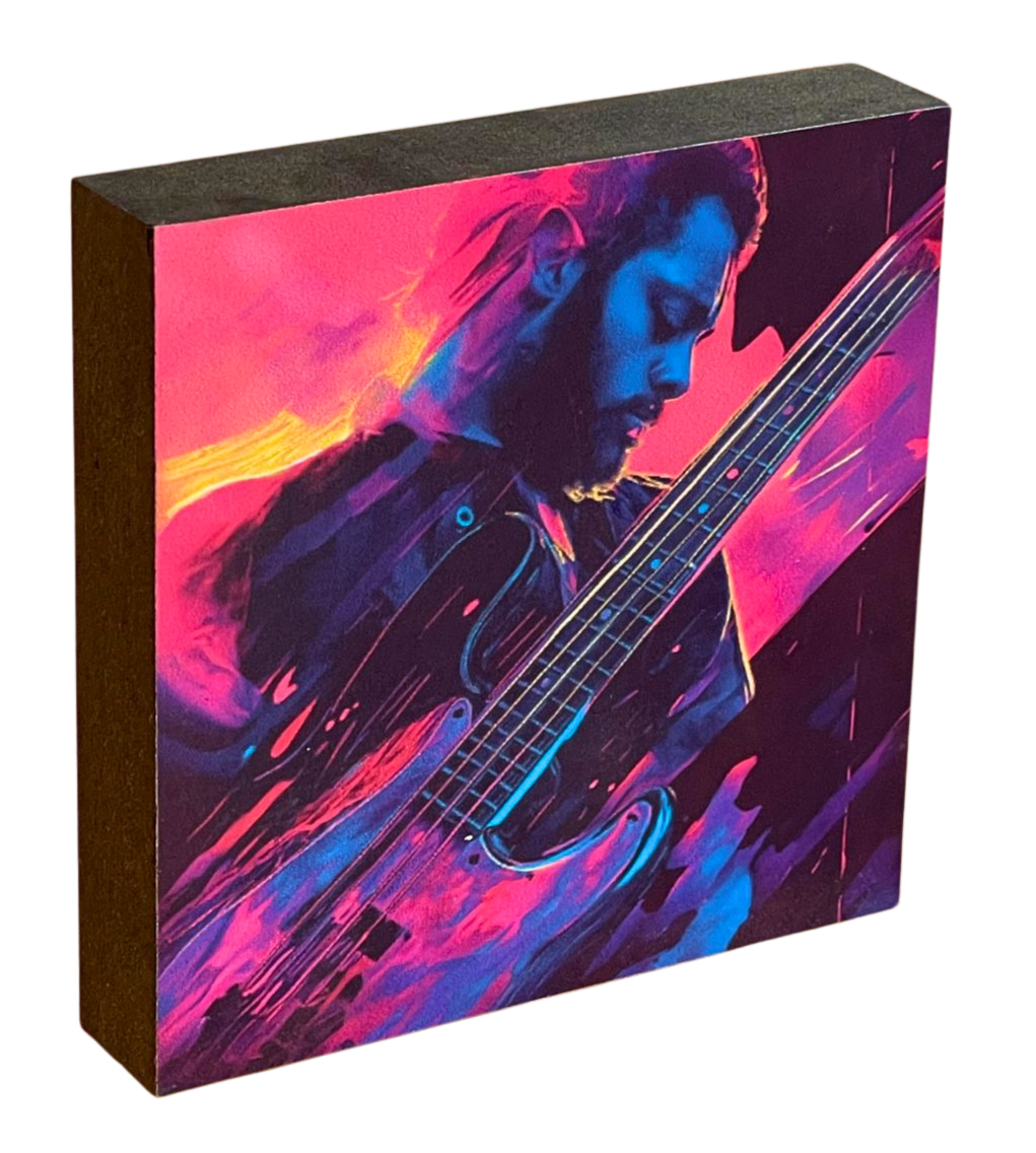 Holzbild 10 x 10 cm mit Motiv eines Bass Spielers in Neon-Farben