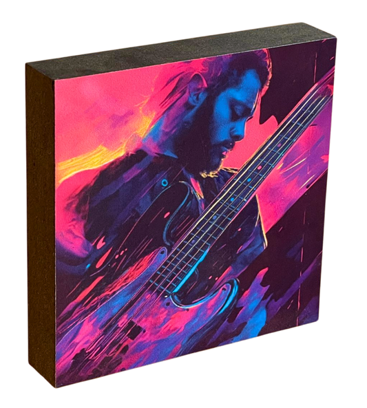 Holzbild 10 x 10 cm mit Motiv eines Bass Spielers in Neon-Farben