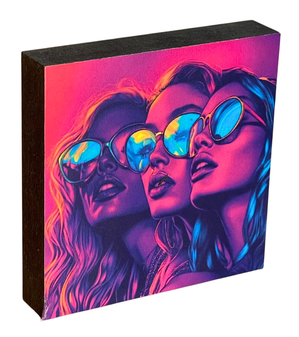 Holzbild 10 x 10 cm mit drei Frauenköpfen in Neon-Farben