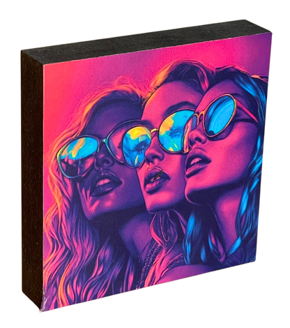 Holzbild 10 x 10 cm mit drei Frauenköpfen in Neon-Farben