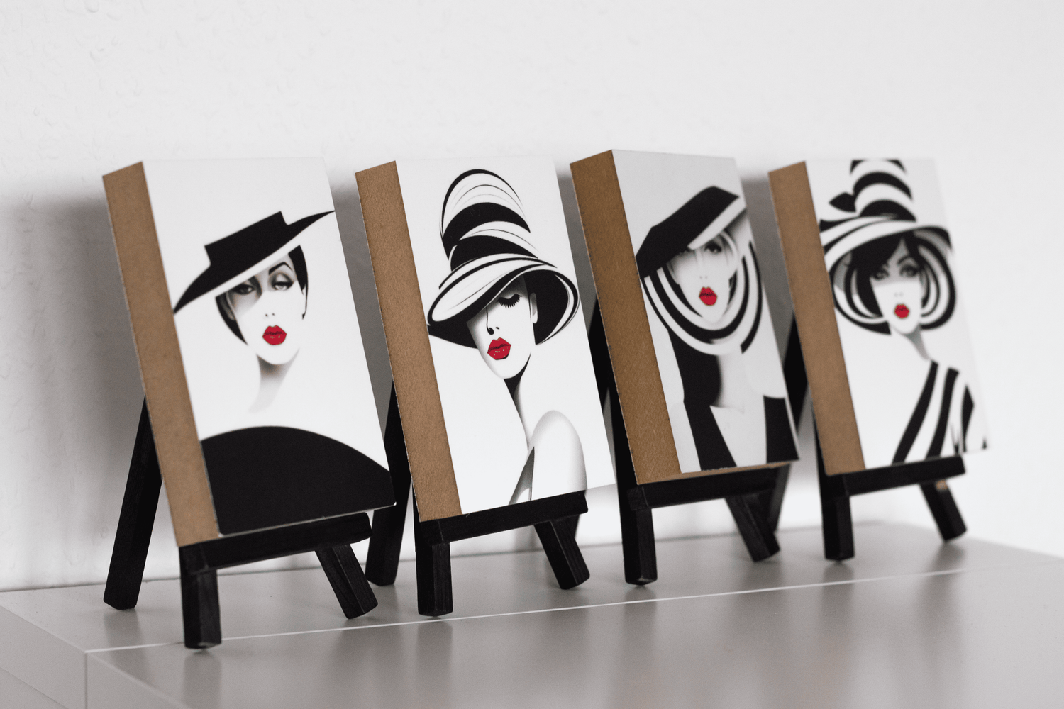 Alle vier Holzbilder der Kollektion "Mit Hut" auf Staffeleien