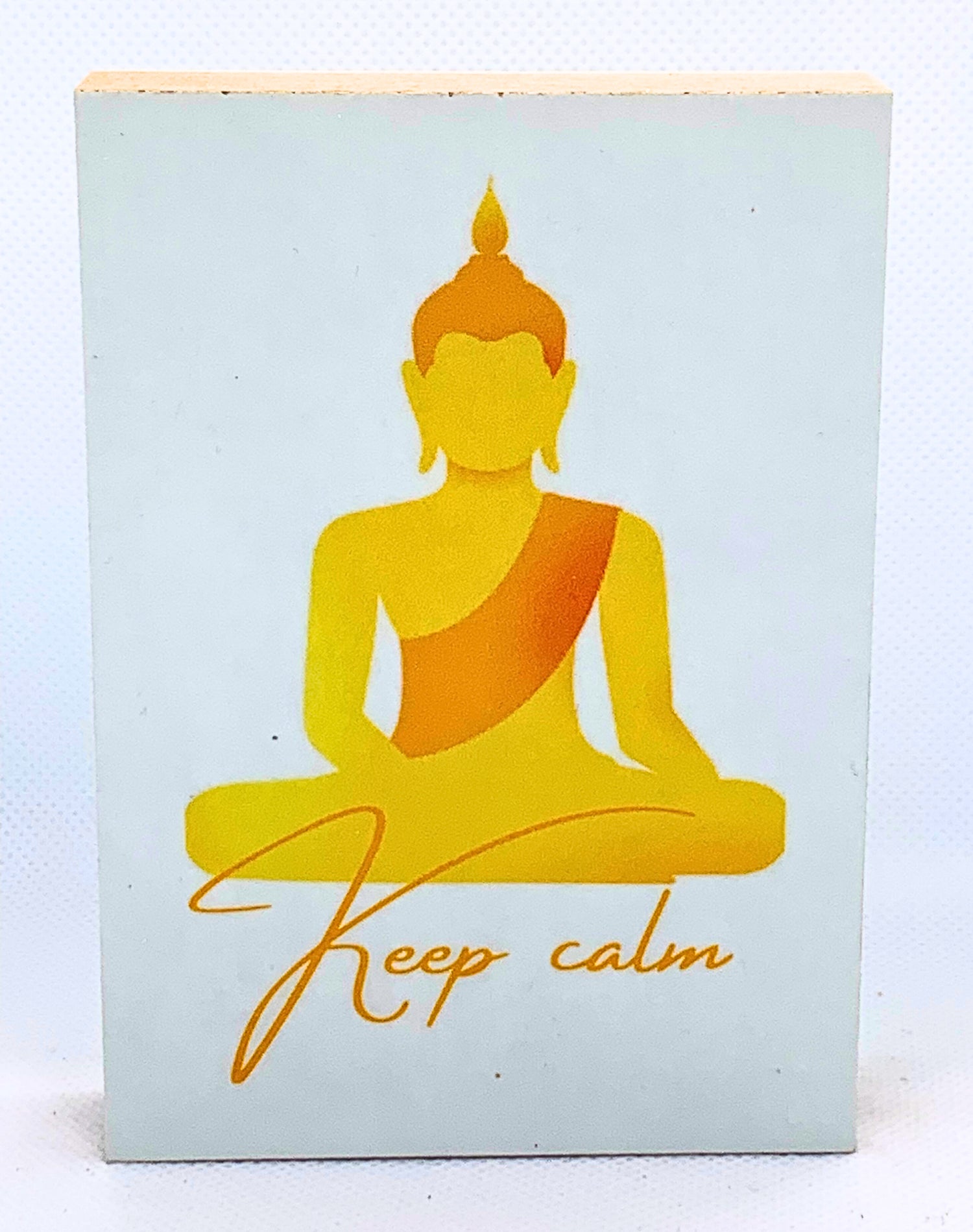 Druck auf Holz 8,5 x 12 cm mit weißem Hintergrund, darauf Buddha sitzend in Gelb und Schrift Keep calm