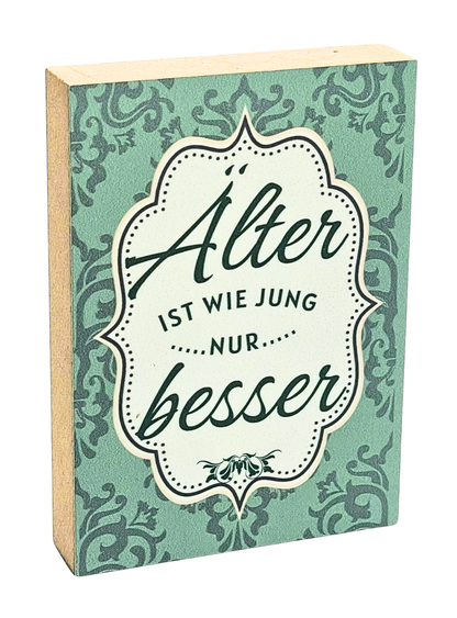 Holzbild 8,5 x 12 cm mit grünem Hintergrund und Spruch "Älter ist wie jung, nur besser"
