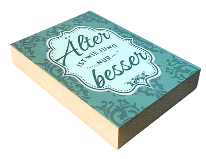 Liegende Ansicht Holzbild  mit grünem Hintergrund und Spruch "Älter ist wie jung, nur besser"