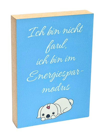 Holzbild 8,5 x 12 cm mit blauem Hintergrund, darauf die Zeichnung eines liegenden, kleinen Hundes und der Text "Ich bin nicht faul, ich bin im Energiesparmodus".