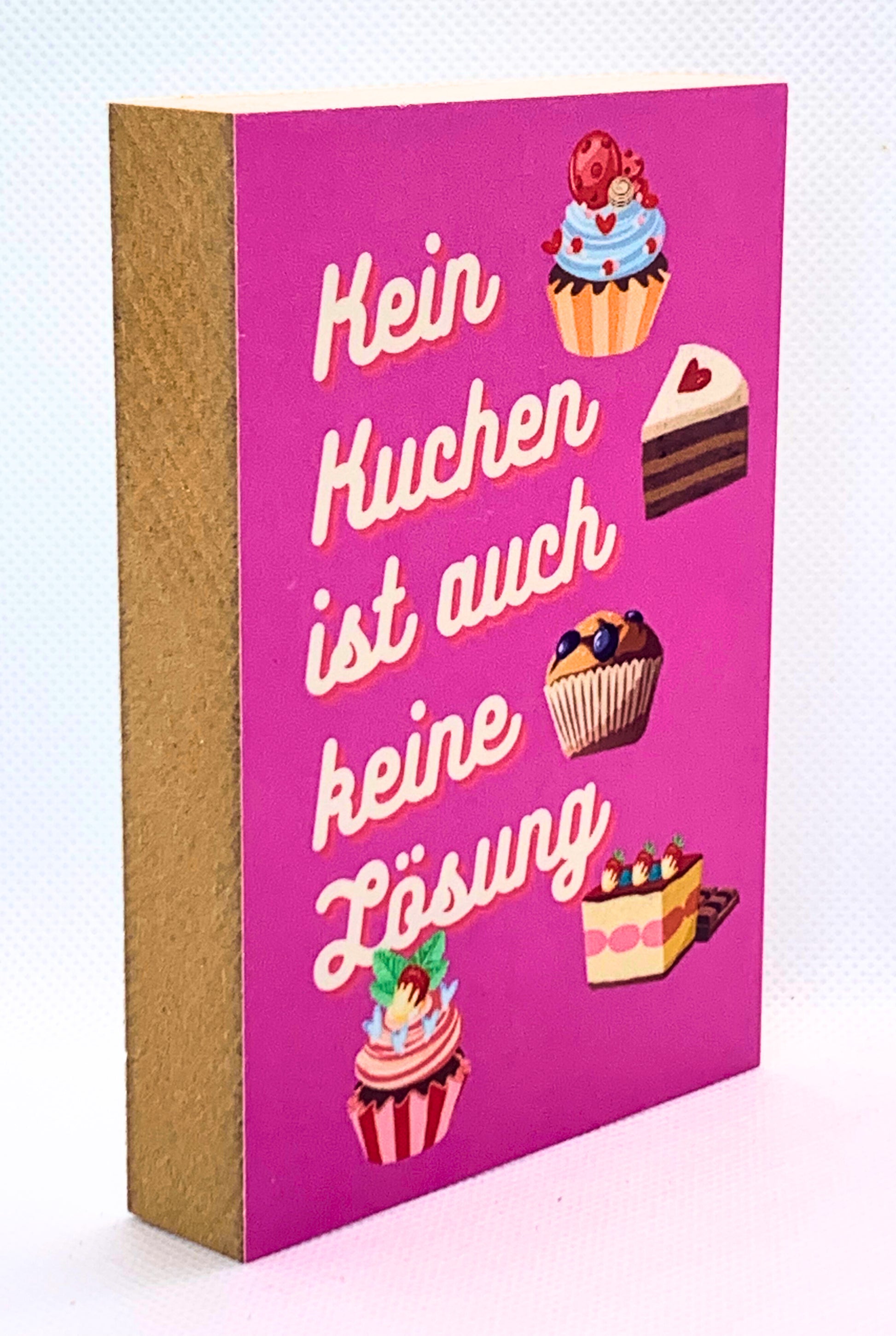 Holzbild 8,5 x 12 cm mit pinkfarbenem Hintergrund auf dem Zeichnungen mehrerer Kuchenstücke zu sehen sind siwei der Spruch Kein Kuchen ist auch keine Lösung.
