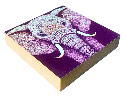 Liegende Ansicht Holzbild mit Elefant mit aufwendigen Mandala-Mustern in Lila-Tönen