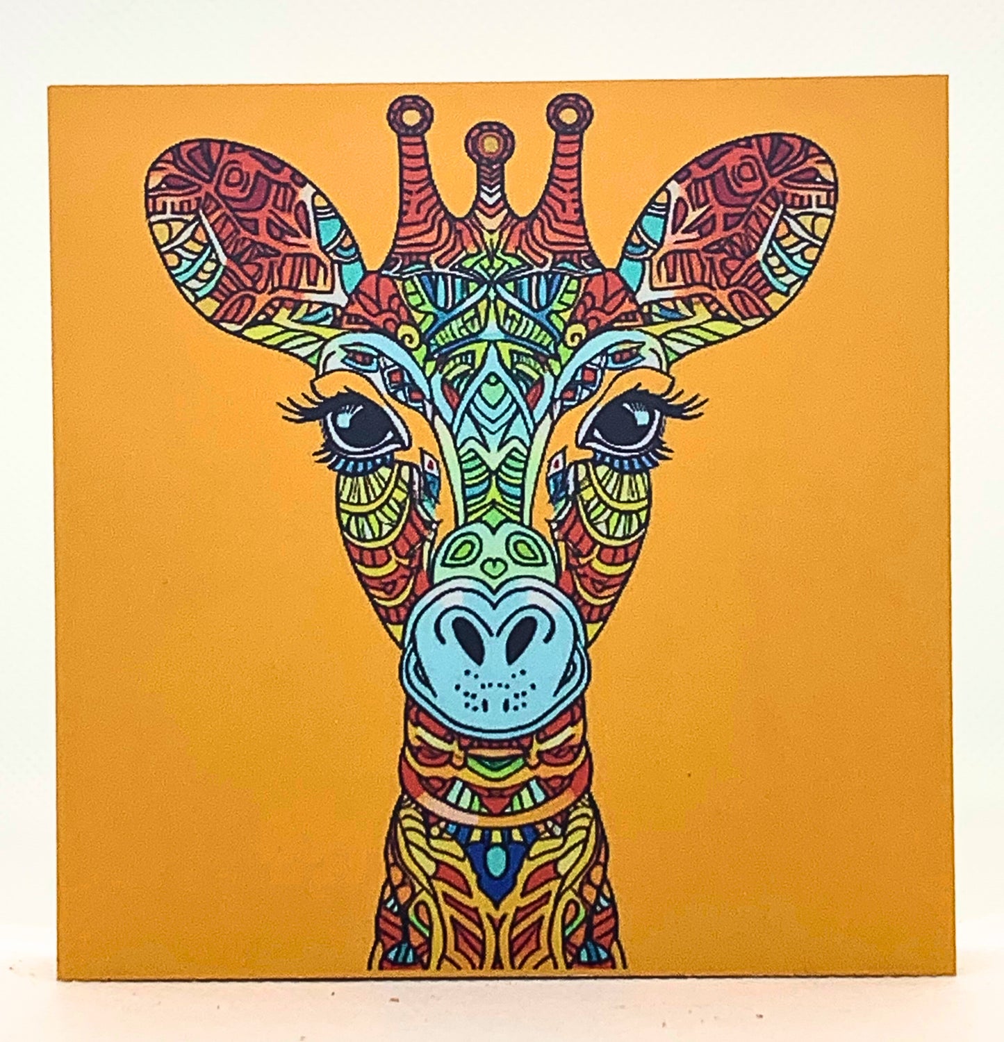 Vollbild Motiv Holzbild mit orangefarbenem Hintergrund und Giraffenkopf mit bunten Mandala-Mustern