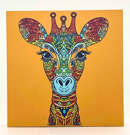 Vollbild Motiv Holzbild mit orangefarbenem Hintergrund und Giraffenkopf mit bunten Mandala-Mustern