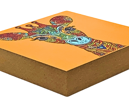 Liegende Ansicht Holzbild mit orangefarbenem Hintergrund und Giraffenkopf mit bunten Mandala-Mustern