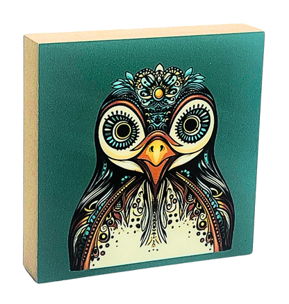 Holzbild 10 x 10 cm mit grünem Hintergrund und Pinguin Kopf mit bunten Mandala-Mustern