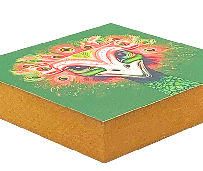 Liegende Ansicht Holzbild mit grünem Hintergrund und Kopf und Hals eines lächelnden Vogel Strauß mit bunten Mandala-Mustern