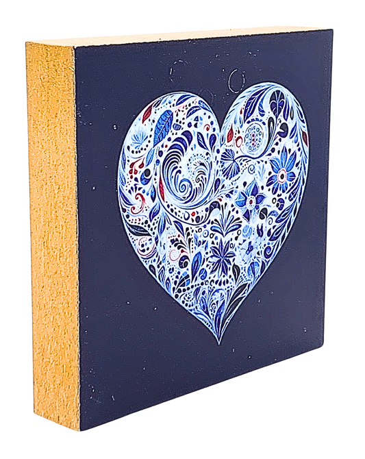 Holzbild 10 x 10 cm mit einem Herz aus blauen, floralen Mustern auf dunkelblauem Hintergrund