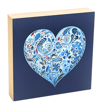 Holzbild 10 x 10 cm mit einem Herz aus blauen, floralen Mustern auf dunkelblauem Hintergrund