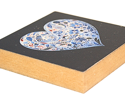 Liegende Ansicht Holzbild 10 x 10 cm mit einem Herz aus blauen, floralen Mustern auf dunkelblauem Hintergrund