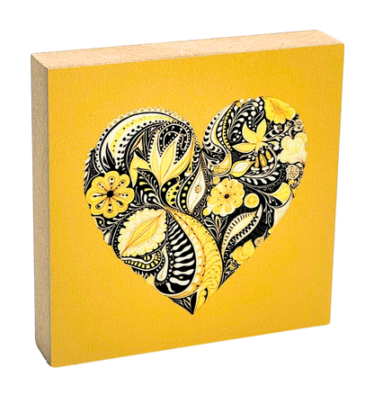 Holzbild 10 x 10 cm mit Herz aus floralen Mustern auf gelbem Hintergrund