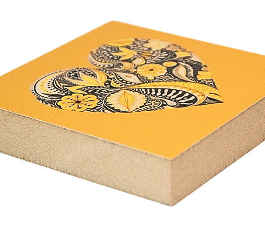 Liegende Ansicht Holzbild mit Herz aus floralen Mustern auf gelbem Hintergrund
