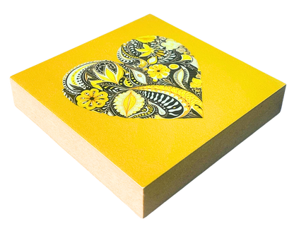 Liegende Ansicht Holzbild mit Herz aus floralen Mustern auf gelbem Hintergrund