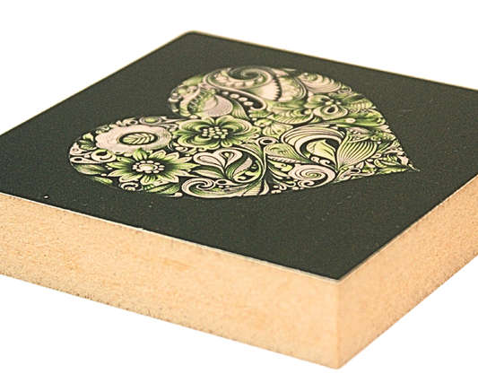 Liegende Ansicht Holzbild mit Herz aus floralen Mustern in Grün und Weiß auf grünem Hintergrund