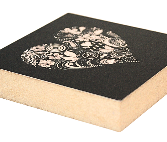 Liegende Ansicht Holzbild mit Herz aus floralen Mustern in Schwarz und Weiß auf schwarzem Hintergund