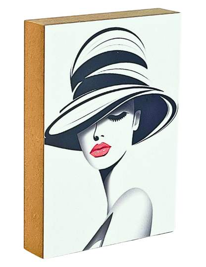 Holzbild 8,5 x 12 cm Schwarz-Weiß Zeichnung eines Frauenkopfes mit ausgefallenem Hut und kräftig rot geschminkten Lippen
