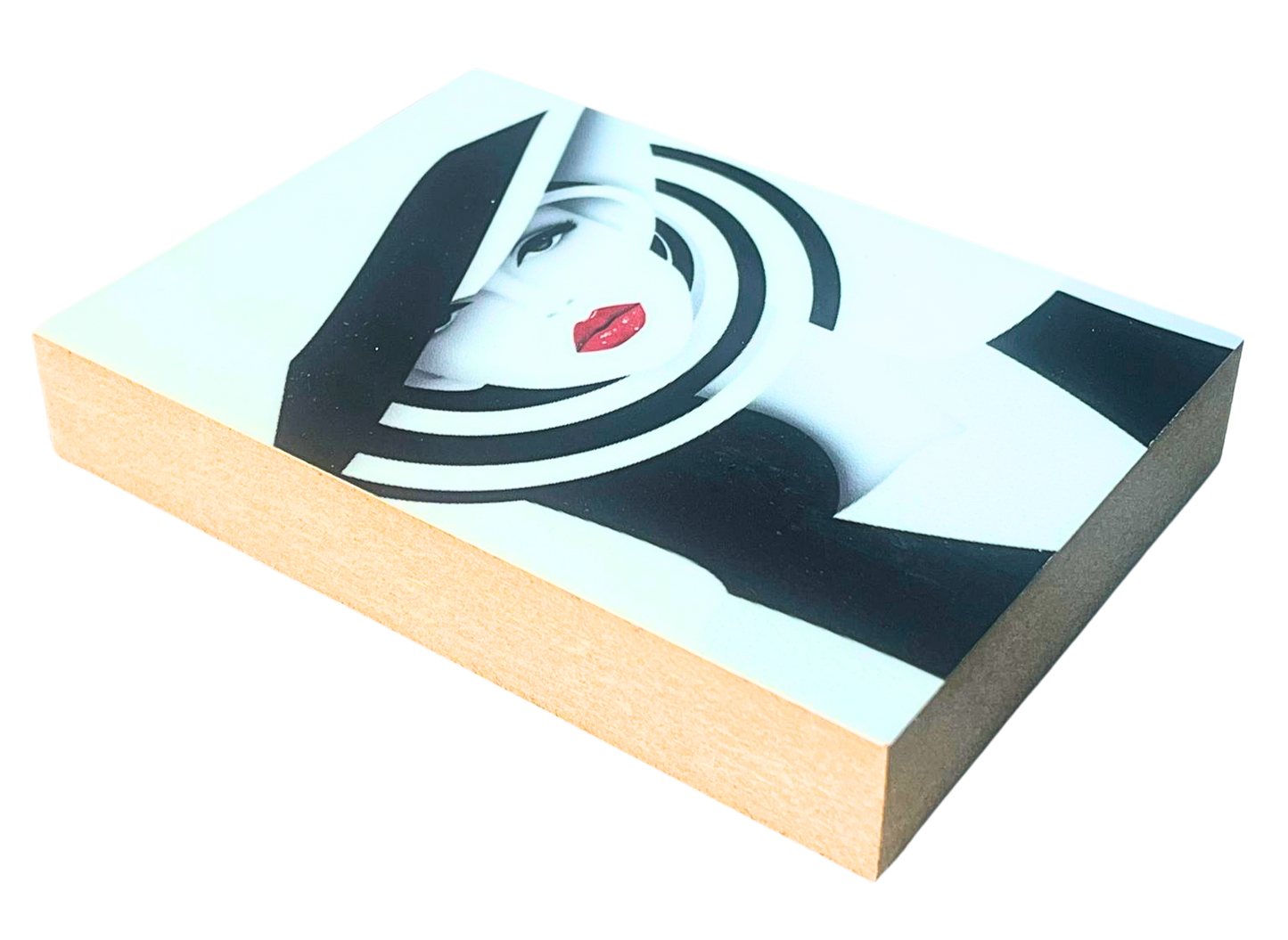Liegende Ansicht Holzbild Schwarz-Weiß Zeichnung eines Frauenkopfes mit ausgefallenem Hut und kräftig rot geschminkten Lippen