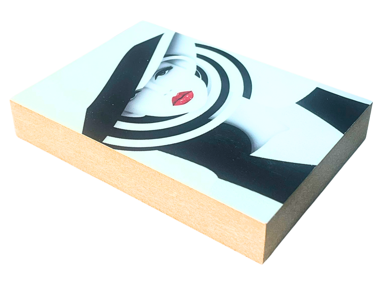 Liegende Ansicht Holzbild Schwarz-Weiß Zeichnung eines Frauenkopfes mit ausgefallenem Hut und kräftig rot geschminkten Lippen