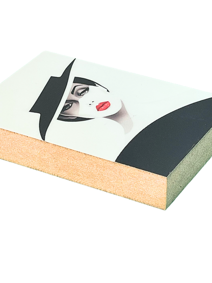 Liegende Ansicht Holzbild Schwarz-Weiß Zeichnung eines Frauenkopfes mit ausgefallenem Hut und kräftig rot geschminkten Lippen
