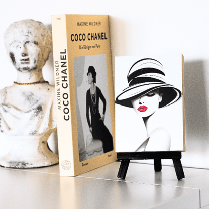 Kleine Staffelei mit Holzbild auf einem Schrank