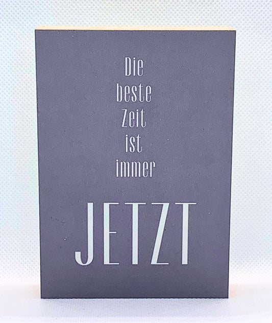 Holzbild 8,5 x 12 cm mit grauem Hintergrund und Text Die Beste Zeit ist immer jetzt