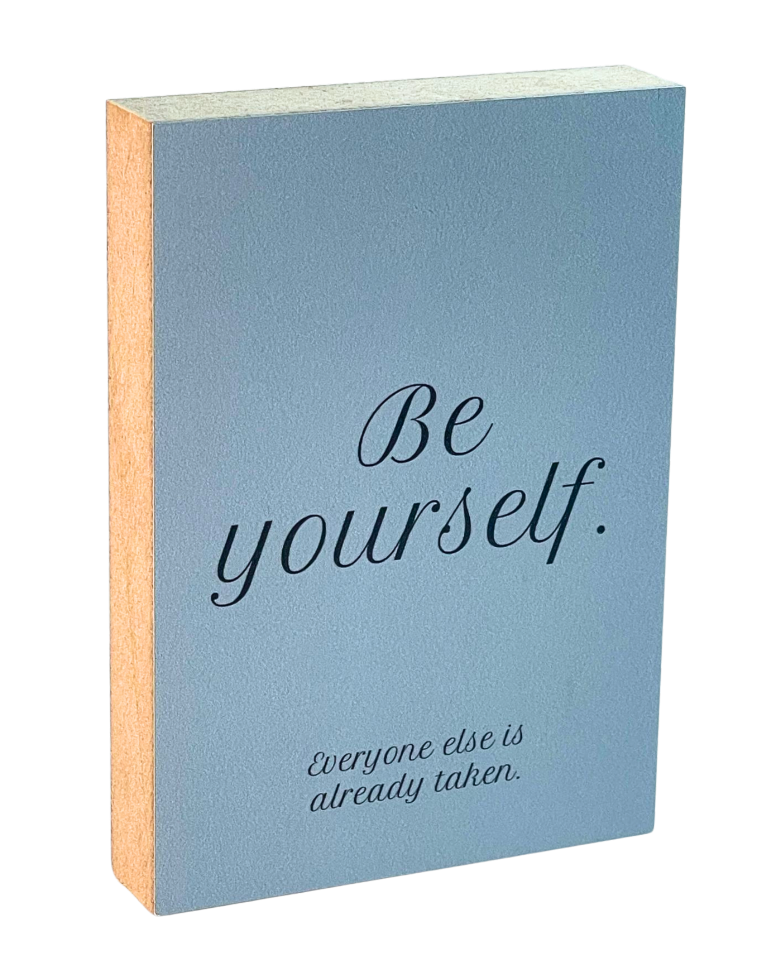 Holzbild 8,5 x 12 cm mit schwarzer Schrift auf blaugrauem Hintergrund "Be yourself. Everyone else is already taken."