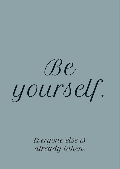 Vollbild Motiv Holzbild mit schwarzer Schrift auf blaugrauem Hintergrund "Be yoursel. Everyone else is already taken."