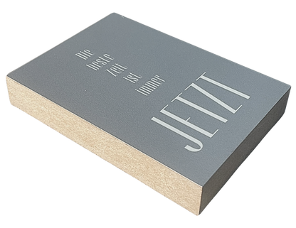 Liegende Ansicht Holzbild mit grauem Hintergrund und Text "Die Beste Zeit ist immer jetzt".
