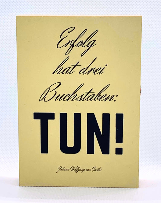 Holzbild 8,5 x 12 cm mit beigem Hintergrund und schwarzem Text Erfolg hat drei Buchstaben: Tun!