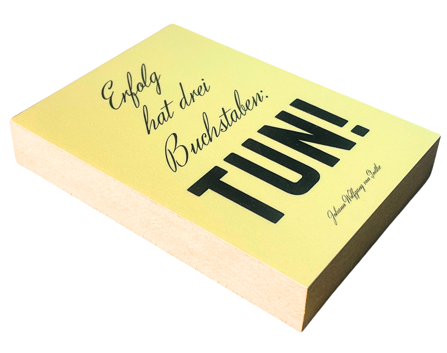 Liegende Ansicht Holzbild mit gelbem Hintergrund und schwarzem Text "Erfolg hat drei Buchstaben: Tun!"