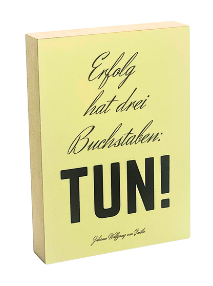 Holzbild 8,5 x 12 cm mit gelbem Hintergrund und schwarzem Text "Erfolg hat drei Buchstaben: Tun!"