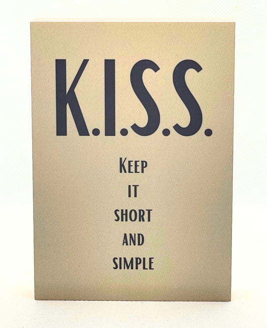 Holzbild 8,5 x 12 cm schwarze Schrift auf hellbraunem Hintergrund K.I.S.S. Keep it short ans simple