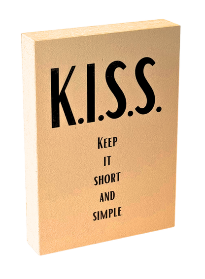 Holzbild 8,5 x 12 cm mit schwarzer Schrift auf beigem Hintergrund "K.I.S.S. Keep it short ans simple"