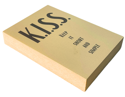 Liegende Ansicht Holzbild mit schwarzer Schrift auf beigem Hintergrund "K.I.S.S. Keep it short ans simple"