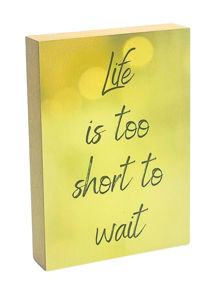 Holzbild 8,5 x 12 cm mit dem Text "Life is too short to wait" auf gelb gemustertem Hintergrund.