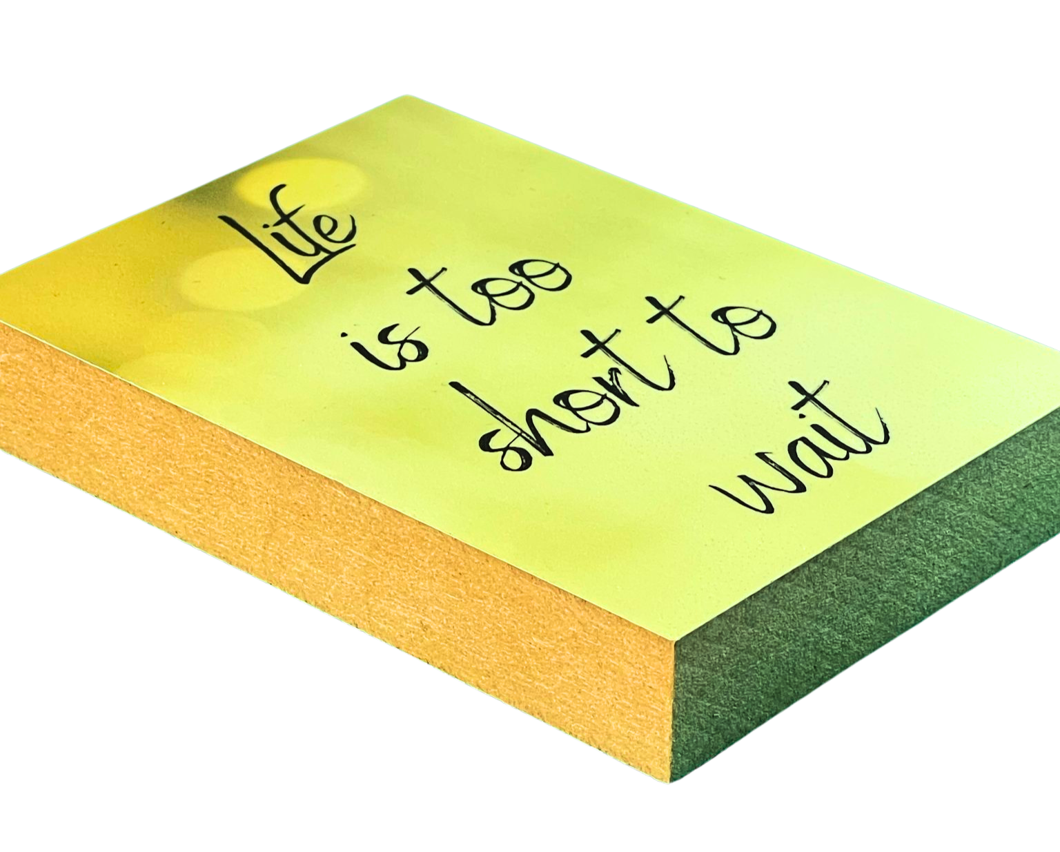 Liegende Ansicht Holzbild mit dem Text "Life is too short to wait" auf gelb gemustertem Hintergrund.