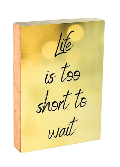 Holzbild 8,5 x 12 cm mit dem Text "Life is too short to wait" auf gelb gemustertem Hintergrund. 