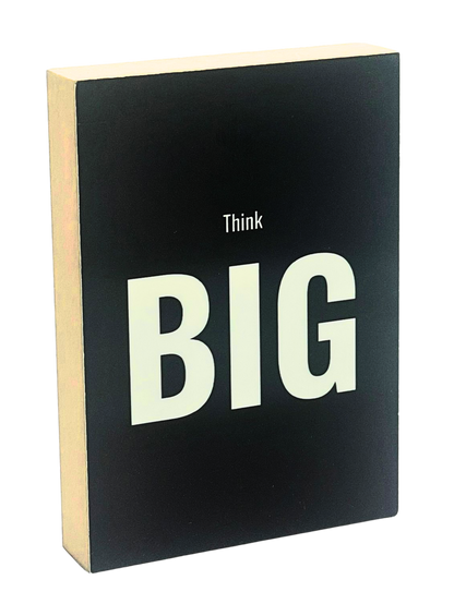 Holzbild 8,5 x 12 cm weiße Schrift auf schwarzem Hintergrund "Think big".