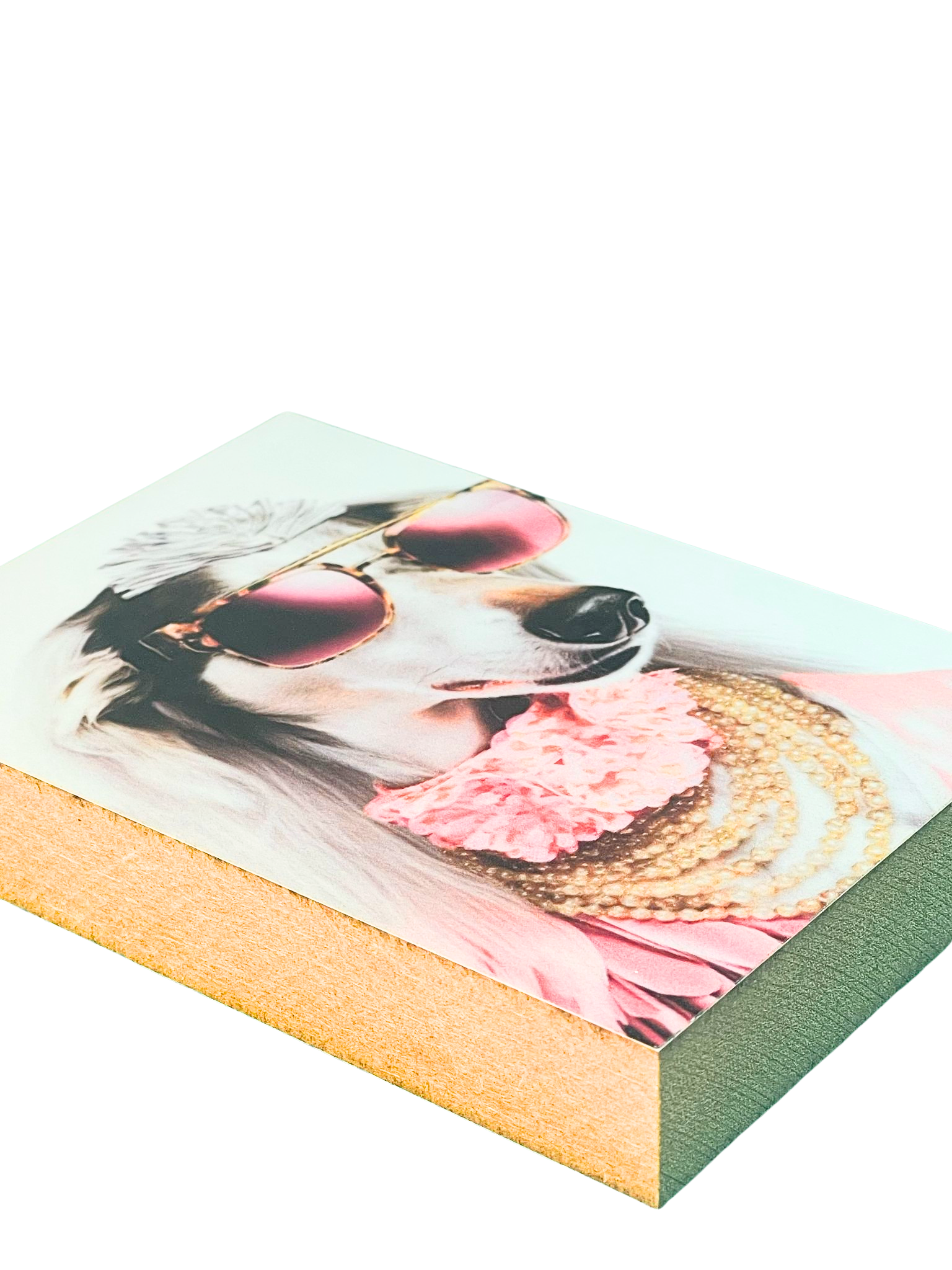 Liegende Ansicht Holzbild mit dem Kopf einer Greyhound Hündin mit elegantem Kopf- und Halsschmuck.