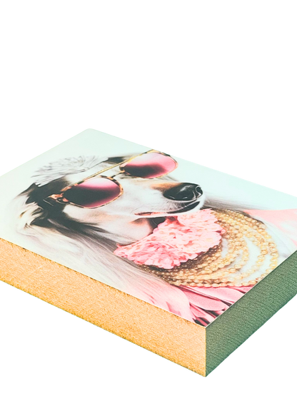 Liegende Ansicht Holzbild mit dem Kopf einer Greyhound Hündin mit elegantem Kopf- und Halsschmuck.