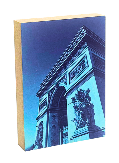 Holzbild 8,5 x 12 cm mit einem Ausschnitt des Arc de Triomphe in Blautönen