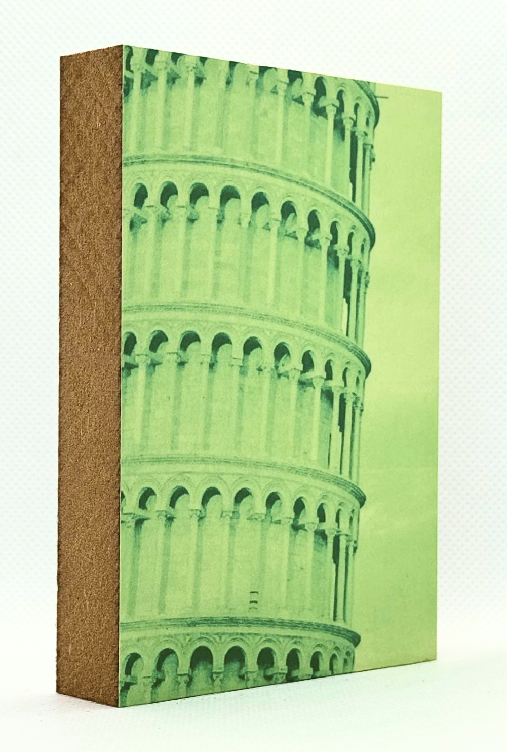 Seitliche Ansicht Holzbild mit grünem Hintergrund und Ausschnitt des Schiefen Turms von Pisa in Grün